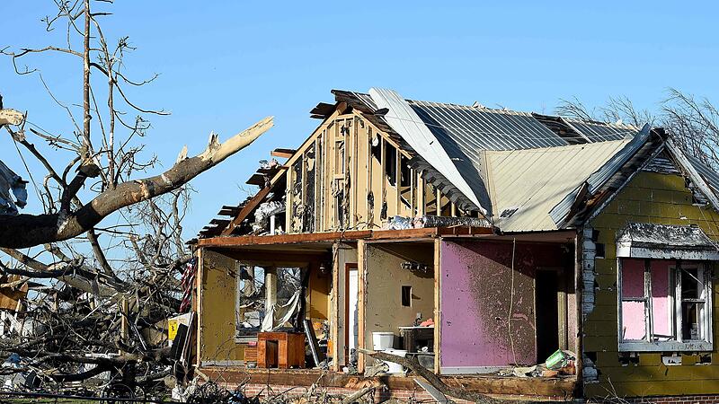 US-AT-LEAST-26-DEAD-AFTER-DEVASTATING-TORNADOES-TEAR-THROUGH-MIS