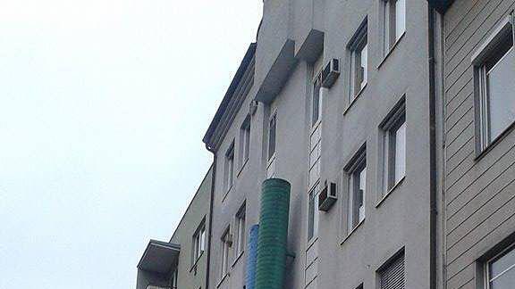 Riesige Jolly-Farbstifte verschwanden überraschend von Linzer Hausfassade