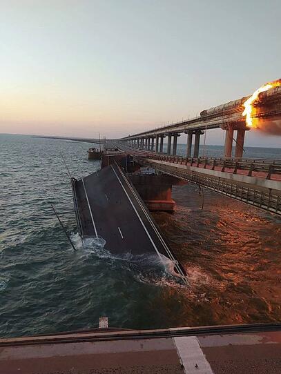 Ukraine: Teile von Krim-Brücke nach Explosion eingestürzt