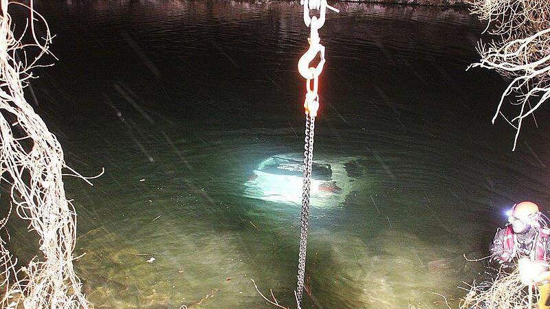 Auto versank in Mühlbach: Lenker schaffte es im letzten Moment ans Ufer