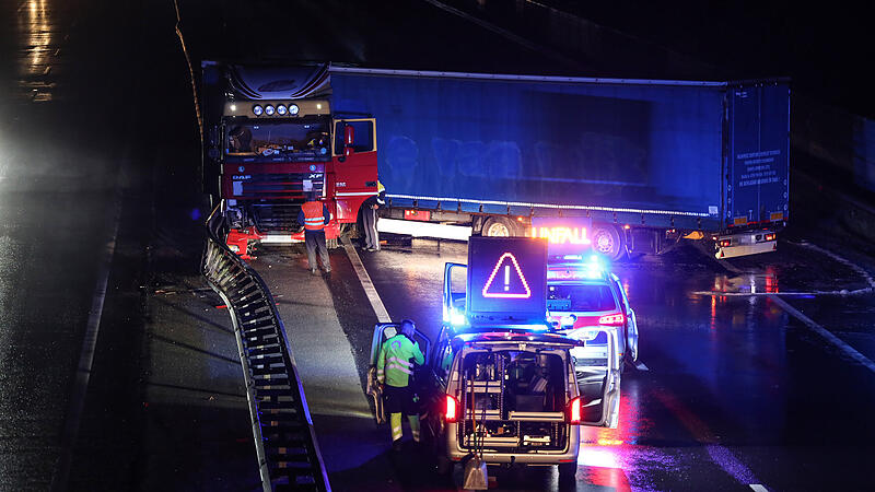 Fotos: Nach Unfall querstehender LKW führte zu nächtlicher Sperre der Welser Autobahn bei Marchtrenk, Marchtrenk, 17.05.2021 - 1/2
