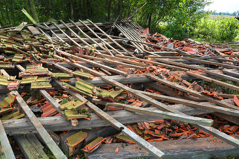 Holzschuppen stürzte zusammen: Ein Verletzter
