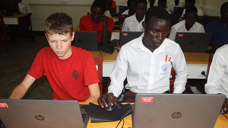 Schüler halfen in Uganda mit