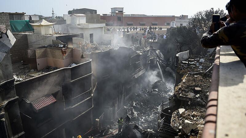 Flugzeugabsturz in Pakistan: Bilder der Verwüstung