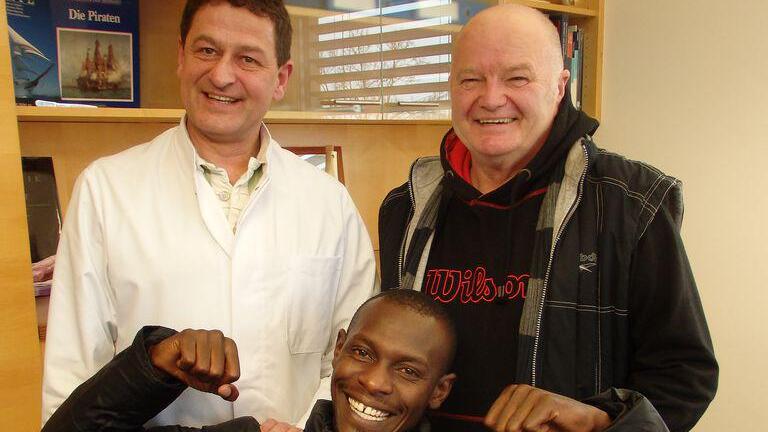 Lauf-Weltmeister aus Kenia lässt sich von Schärdinger Mediziner behandeln