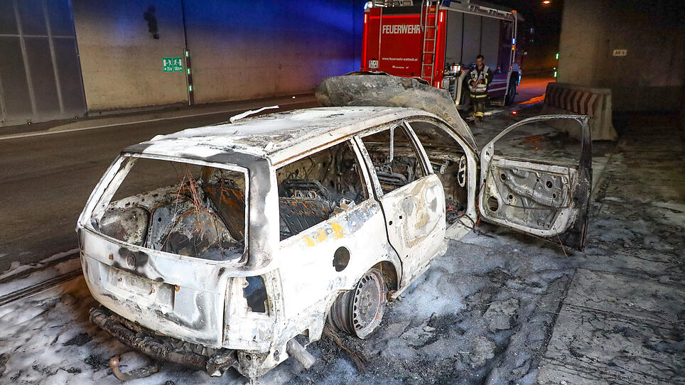 Auto ging in A8-Tunnel in Flammen auf