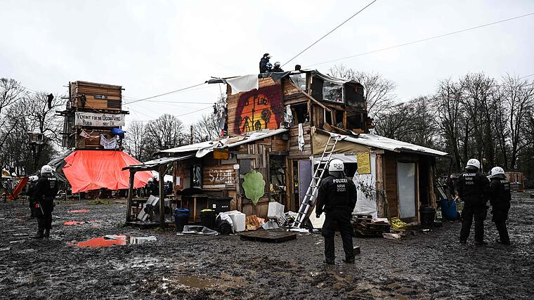 Climate activists occupy the coal village of Lützerath - the police clear the area