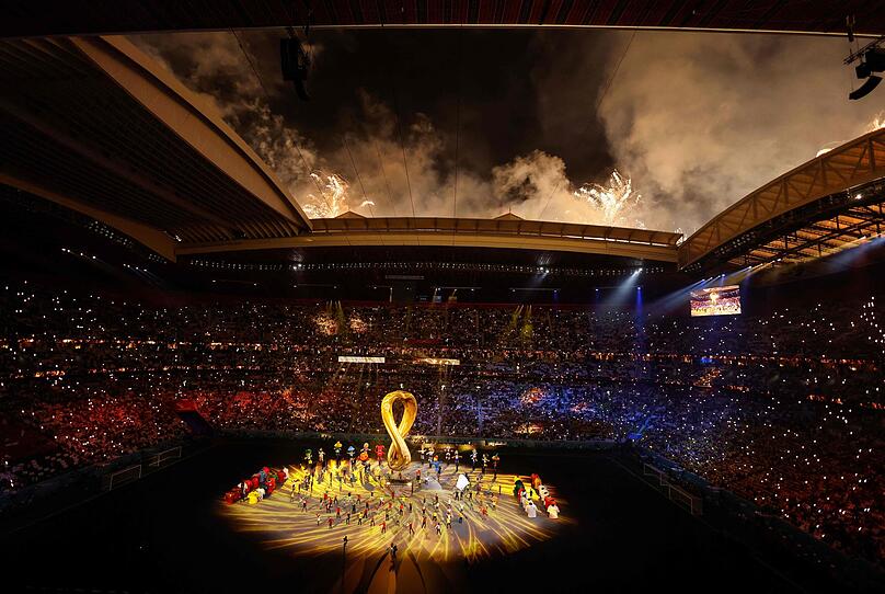 Fußball-WM mit großer Lichtshow eröffnet