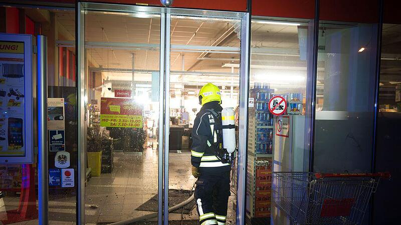 Möglicher Feuerteufel in Haid: Container und Supermarkt brannten