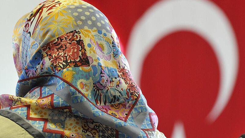 Demokratiepaket für die Türkei: Kopftuchverbot fällt