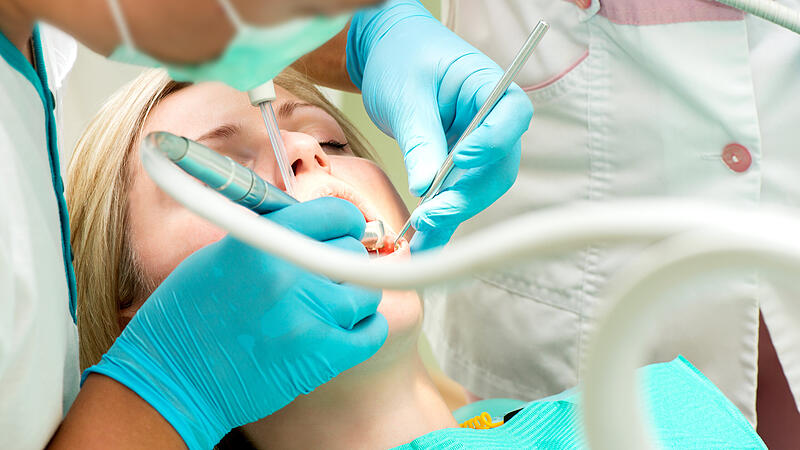 Wurzelbehandlung: Zahnarzt muss vor Gesichtslähmung warnen