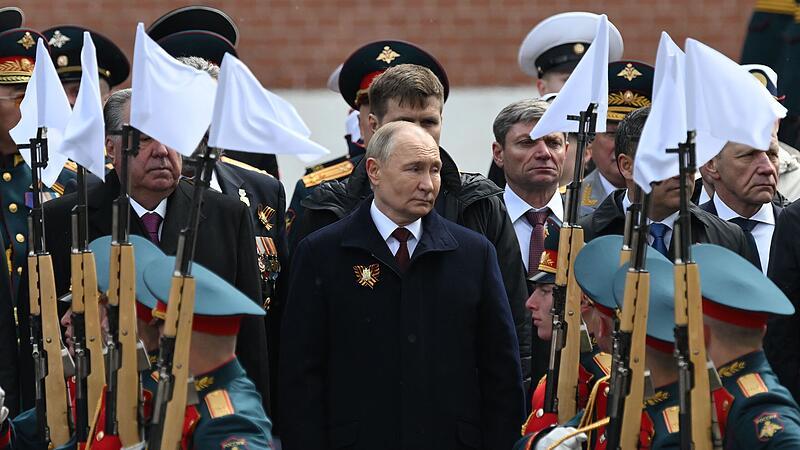 Wladimir Putin bei der traditionellen Militärparade in Moskau