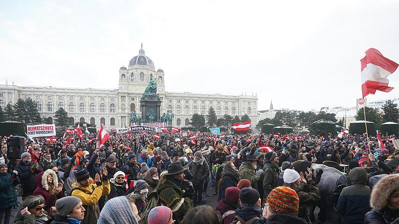 Corona-Demo in Wien mit Rechtsextremen, Verschwörungstheorien und kaum Abstand