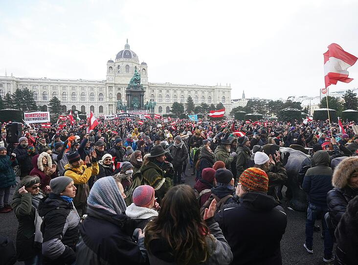 Corona-Demo in Wien mit Rechtsextremen, Verschwörungstheorien und kaum Abstand