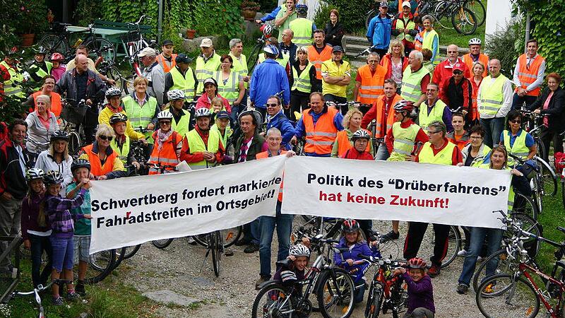 110 Radfahrer bremsten bei Protest-Ausfahrt den Verkehr im Aisttal ein