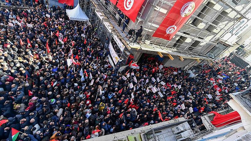 “Oppression and tyranny”: Thousands protest in Tunisia