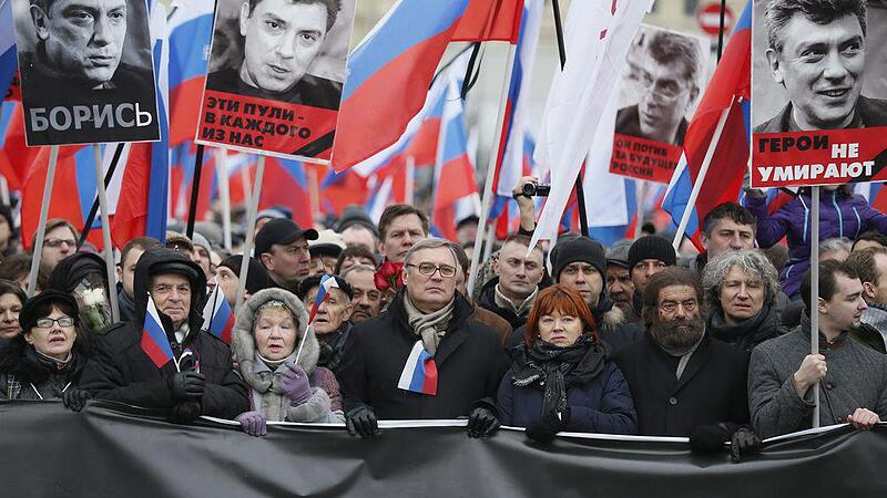 Trauer nach Nemzow-Ermordung