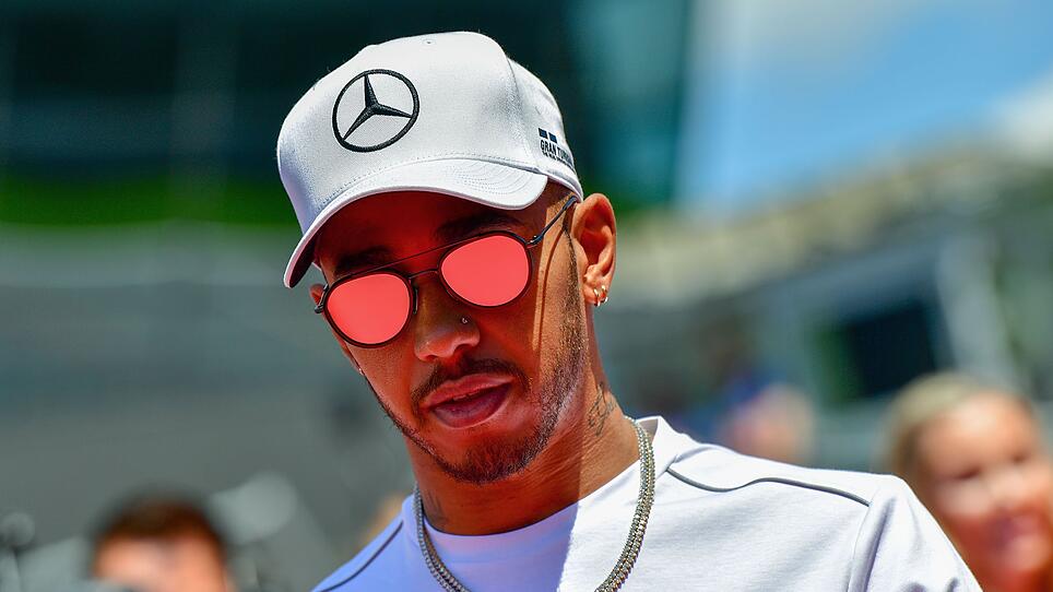 Hamilton nach Fehler in der Mercedes-Box sauer
