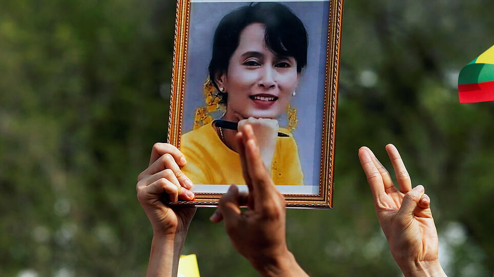 Myanmar: Suu Kyi an "unbekannten Ort gebracht"
