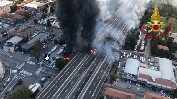Lastwagen explodierte auf Autobahn bei Bologna