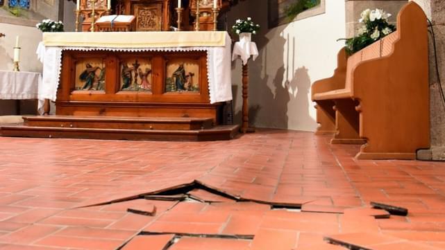 Erdbeben hob die Fliesen in der Kirche ab