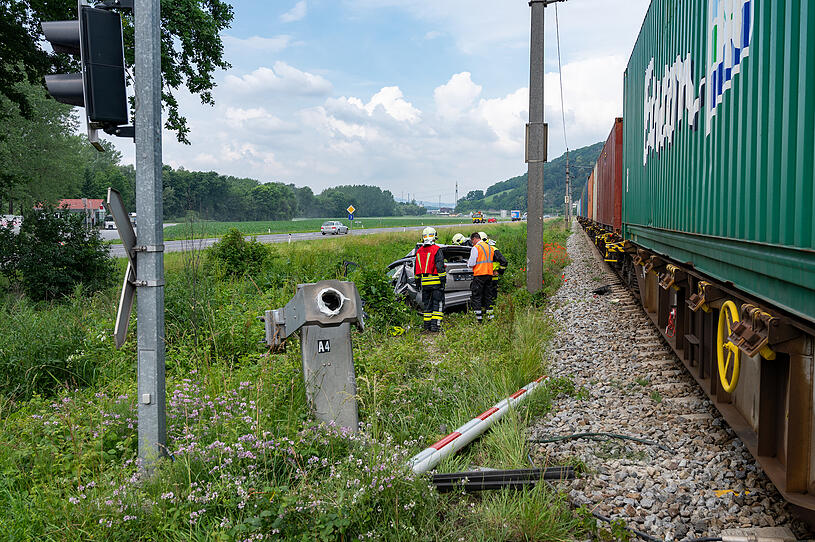 Steyregg: Auto auf Bahnübergang von Zug erfasst
