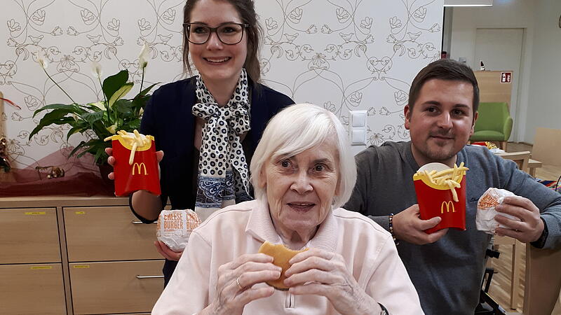 Wunsch erfüllt! 91-jährige Welserin ließ sich Burger ins Altenheim liefern