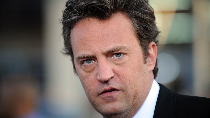 Mourning for Matthew Perry: cause of death not yet known