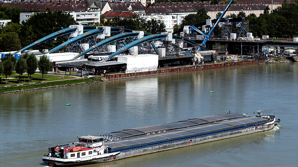 Die neue Brücke, die am Donauufer gebaut wird