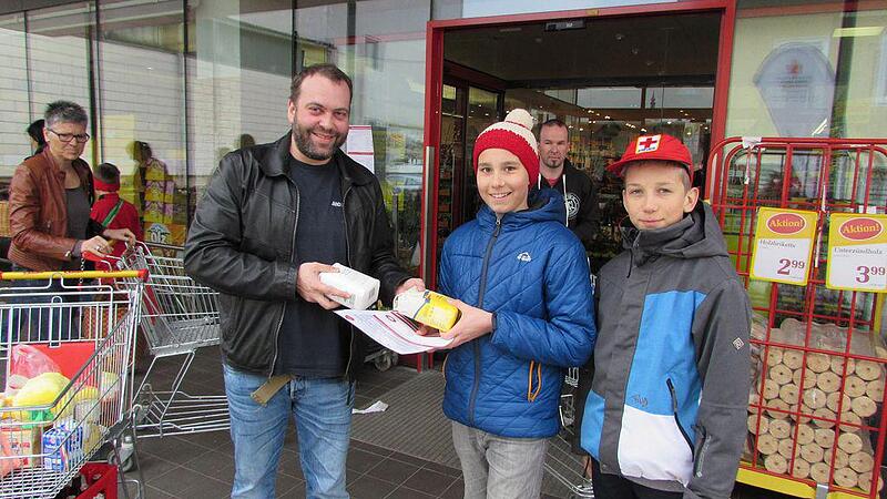 Freiwillige sammelten vor Geschäften Waren für neuen Rotkreuz-Sozialmarkt