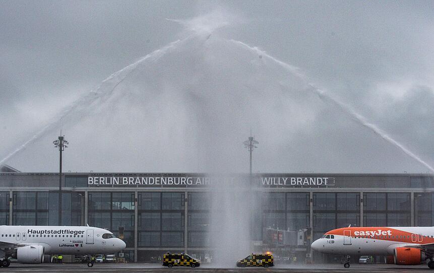 Flughafen Berlin "Willy Brandt" nach jahrelanger Verzögerung eröffnet