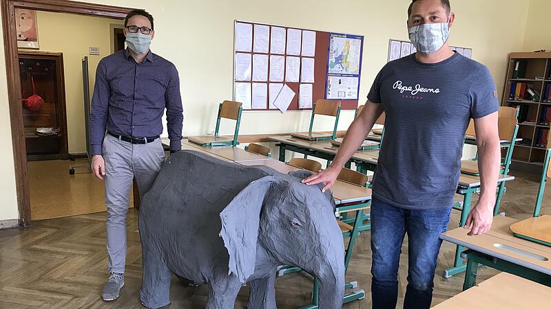 Schulstart mit einer "Babyelefanten-Länge" Abstand