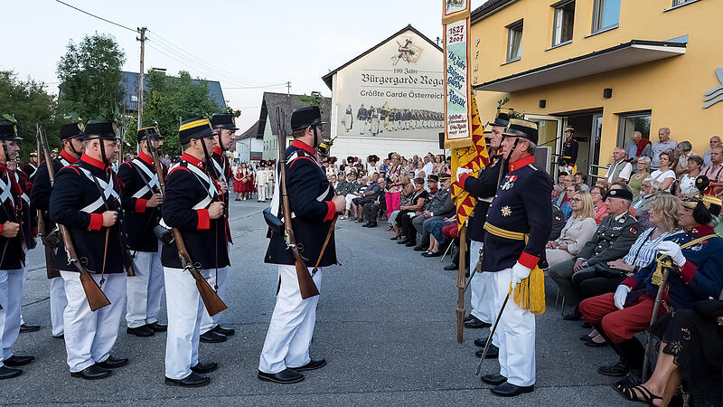 Regau feierte neun neue Gardisten mit dem "Großen Zapfenstreich"