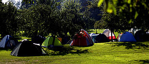 Auto überfuhr Zelt auf Campingplatz