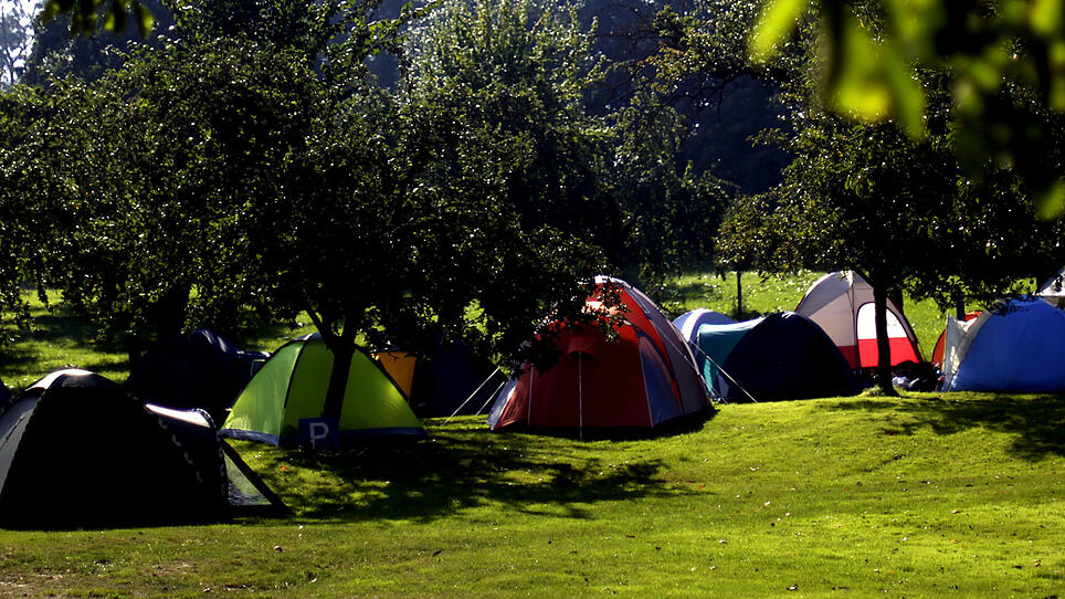 Auto überfuhr Zelt auf Campingplatz