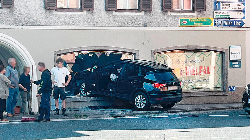 Innviertler crashed into the shop window with an SUV