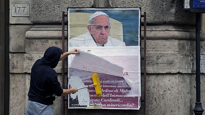 Mit Wut-Plakaten gegen Franziskus