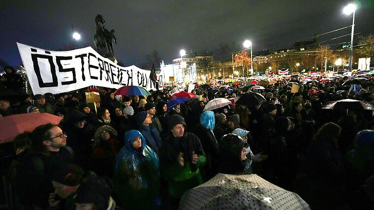 Demo gegen rechts vor dem Wiener Parlament