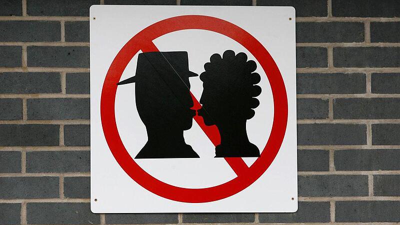 Küsschen erlaubt, schmusen verboten: Wie intim darf man im Cafe werden?