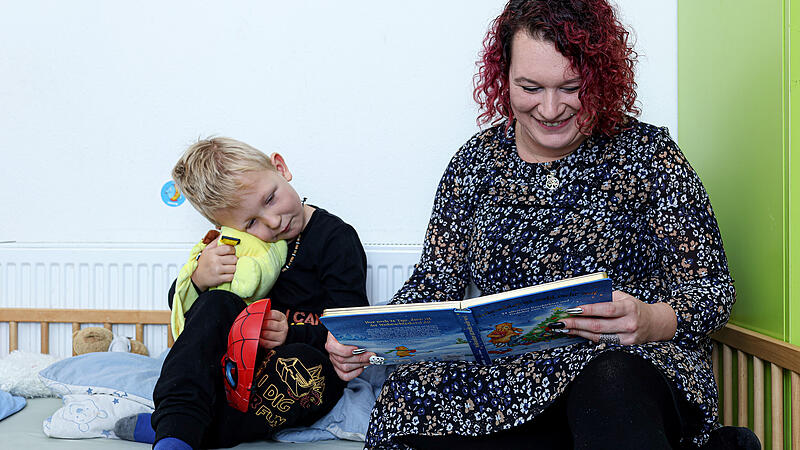 Melanie Lenz und ihr Sohn lesen ein Weihnachtsbuch