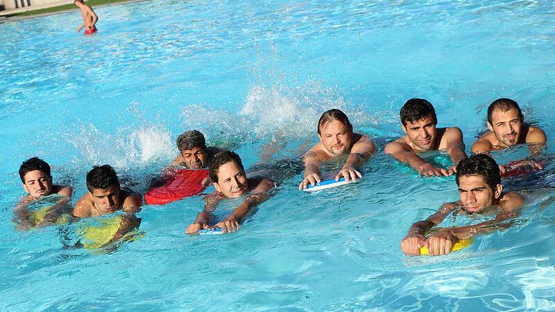 Flüchtlinge lernen in Steyr schwimmen