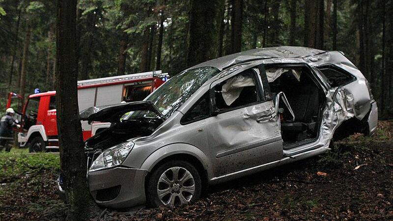 Auto krachte gegen Baum - Pensionistin starb
