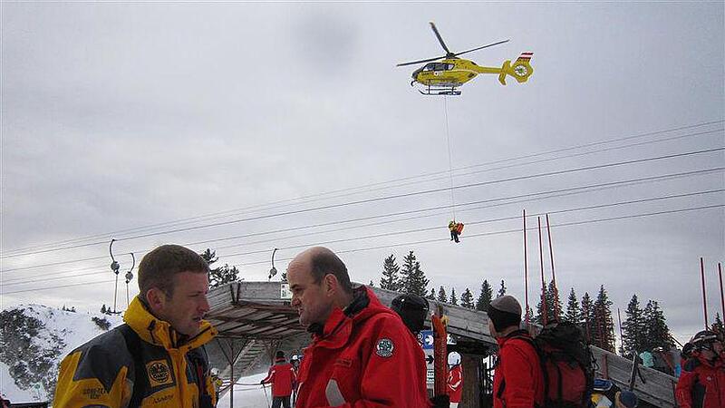 82 Schifahrer mit Helikopter von Sessellift geholt