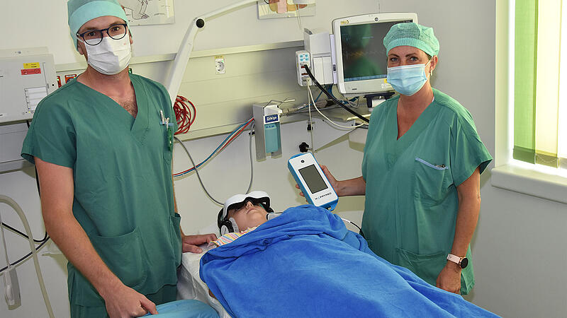 Videobrillen lenken Patienten am Weg in den OP-Saal ab
