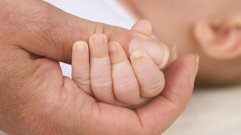 Rätselhafte Häufung von Babys ohne Hände