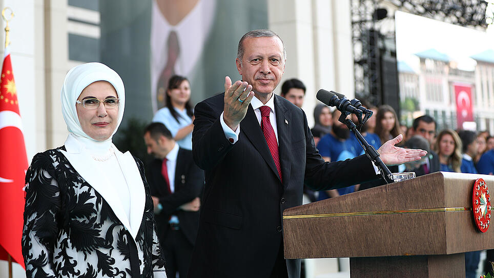 Zwei Jahre nach Putschversuch steuert Erdogan die Türkei weg von Europa