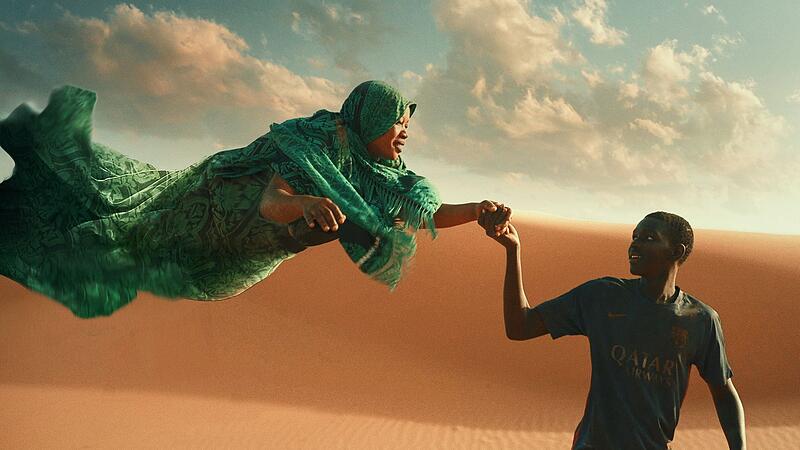 Hinter Seydou (Seydou Sarr, re.) bricht in „Io Capitano“ auf der Flucht durch die Wüste eine Frau zusammen, retten kann er sie nur in seiner Fantasie, wo er sie schweben lässt. Der Film (zwölf Preise in Venedig) war Oscar-nominiert.