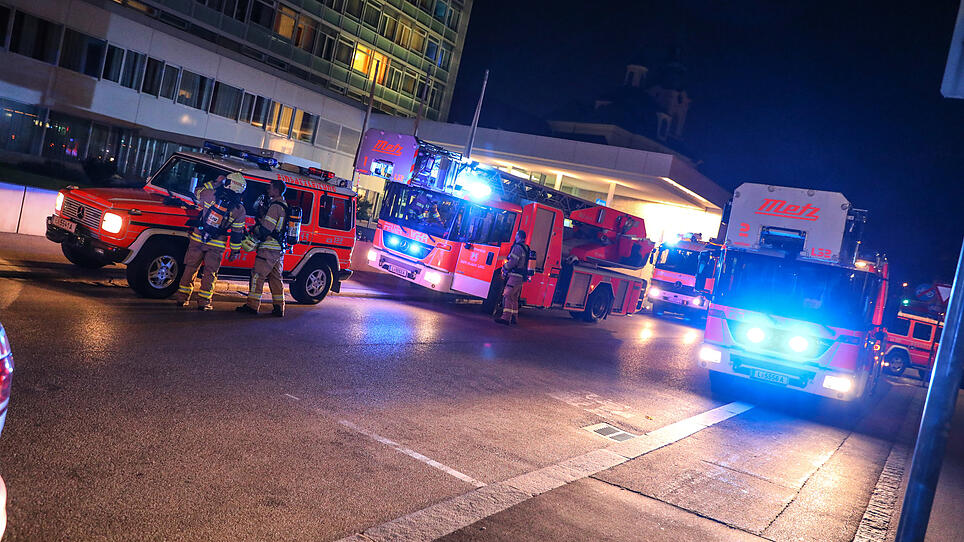 Feuerwehr im Großeinsatz bei Brand in Linzer Elisabethinen-Krankenhaus