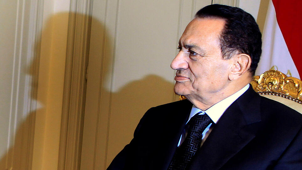 FILE PHOTO: Egypt's President Hosni Mubarak attends a meeting with Qatar's Prime Minister Sheikh Hamad bin Jassim bin Jaber al-Thani at the presidential palace in Cairo