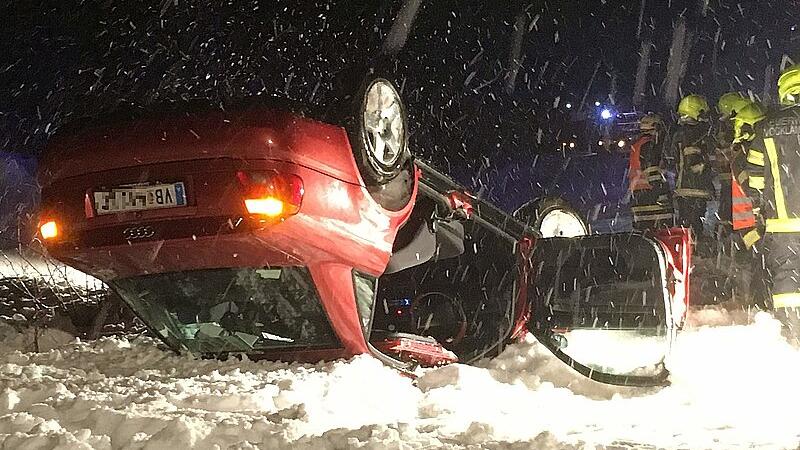 Schneefahrbahn: 18-Jähriger überschlug sich mit Auto